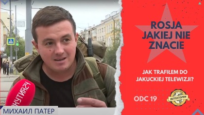Czy można przypadkiem trafić do lokalnej telewizji w sam dzień swoich urodzin? I to w miejscu, gdzie latem słońce prawie nie zachodzi, a zimą bywa -60°C?
Ten dzień zapamiętam na długo. Obudziłem się nad brzegiem ogromnej rzeki  po drugiej stronie rozciągała się stolica mroźnej republiki. Przeprawa poduszkowcem była jak wjazd do zupełnie innego świata: mistycznego, surowego i zaskakująco serdecznego.

Spotkanie z tajemniczą dziewczyną, która śledziła moją podróż w internecie, okazało się początkiem niezwykłego dnia. Pokazała mi najciekawsze zakamarki miasta, zaprosiła na lokalne jedzenie i... szamańskie rytuały w jednej z tutejszych knajp. Kelner nie tylko podaje jedzenie  odprawia też modlitwy do duchów przodków, jakby czas stanął tu w miejscu.

Ale najlepsze miało dopiero nadejść: przypadkowe spotkanie z dziennikarkami na ulicy sprawiło, że jeszcze tego samego wieczora stałem się bohaterem krótkiego reportażu w lokalnej telewizji. Wyemitowano go dokładnie w dzień moich urodzin  5 sierpnia. Wzruszenie? Radość? Szok? Wszystko naraz.

Tym razem wyjątkowo nie śpię w lesie, nie rozkładam tarpów w dziczy i nie walczę z komarami. Wynajmuję pokój, świętuję, oglądam siebie w telewizji... i myślę, że nieprzewidywalność tej podróży to jej największy dar.

Zobacz ten odcinek, jeśli chcesz poczuć klimat miejsca, gdzie codzienność miesza się z magią, a przypadki zmieniają się w historię, której nikt by nie wymyślił.


#przygoda #survival #podróżżycia #dokument #jakuck



Wsparcie kanału:

Chcesz wesprzeć moje podróże? Zapraszam na:

 Patronite: https://www.patronite.pl/ANKS

 Postaw kawę: https://suppi.pl/anks

 Darowizny: https://www.paypal.me/MichalPaterANKS (z dopiskiem darowizna)

Nr rachunku: PL18291000060000000002715570 (z dopiskiem darowizna)



Media społecznościowe:

 Facebook: https://www.facebook.com/autostopemnakoniecswiata/
 Instagram: https://www.instagram.com/autostopem_na_koniec_swiata/?hlpl  

Muzyka: Maras - Headbite
https://headbite.bandcamp.com/