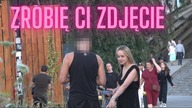 KOBIETA ROBI ZDJĘCIE DO MAGICZNEGO FOLDERU