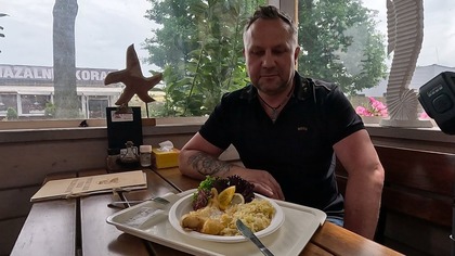 Mimo zakazu  dorsz się znalazł!
Mówią, że dorsza z Bałtyku już nie wolno, że objęty zakazem połowu, że trzeba go szukać tylko we wspomnieniach
A tymczasem  pach!  ląduje na talerzu, złocisty, soczysty, w chrupiącym cieście piwnym.
Czy pyszne?  Oj, bardzo.