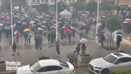 Odpalili fajerwerki w tłumie.  Nagranie z monitoringu