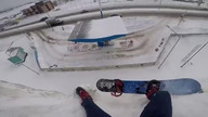 Snowboardzista prawie spada ze skarpy