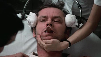 Produkcja: USA
Gatunek: Dramat, Psychologiczny
Premiera: listopada 1975
Reżyseria: Milo&scaron; Forman
Scenariusz: Bo Goldman, Lawrence Hauben
Ocena: Filmweb -  8,5/10 (426 tys. ocen)

..::OPIS::..

Gł&oacute;wny bohater filmu, McMurphy (Jack Nicholson), złodziejaszek, szuler i chuligan, chcąc uniknąć więzienia udaje psychicznie chorego, tym samym idąc do zakładu psychiatrycznego zamiast do celi. Jednak powoli przekonuje się, że szpital wcale nie jest bezpiecznym azylem, gdzie można przyjemnie spędzić czas. Całym oddziałem rządzi despotyczna siostra Ratched (Louise Fletcher), kt&oacute;ra nie unika psychicznych i fizycznych atak&oacute;w na pacjent&oacute;w, stosując okrutne i bolesne metody zaprowadzające spok&oacute;j. McMurphy widząc swoich zastraszonych wsp&oacute;łtowarzyszy, postanawia się zbuntować i pokazać, kto tu rządzi. Jednak jego bunt przynosi niespodziewane i drastyczne skutki zar&oacute;wno dla niego samego, jak i innych pacjent&oacute;w.

..::OBSADA::..

 Jack Nicholson .... Randle Patrick McMurphy
 Louise Fletcher .... Siostra Mildred Ratched
 William Redfield .... Harding
 Sydney Lassick .... Charlie Cheswick
 Brad Dourif .... Billy Bibbit
 Danny DeVito .... Martini
 Will Sampson .... W&oacute;dz Bromden
 Christopher Lloyd .... Taber