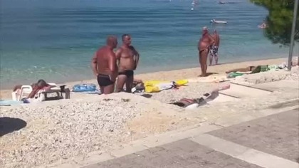 Bałkańska rolka dnia 1.  Ojciec na plaży z jakiegoś powodu.