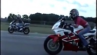 Że też jej nie zwiało z tego motoru ! mala gowniara na scigaczu