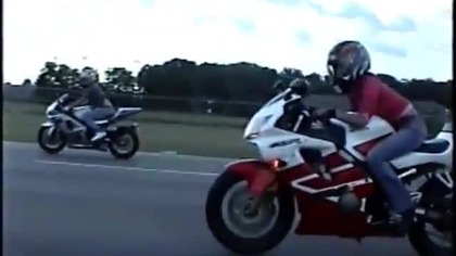 Że też jej nie zwiało z tego motoru ! mala gowniara na scigaczu