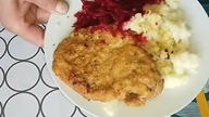 Kotlety schabowe , ziemniaki , i buraczki jak u Mamy rodzinny obiad .  Szybkie i tanie danie