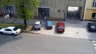 Dziadek rusza maluchem