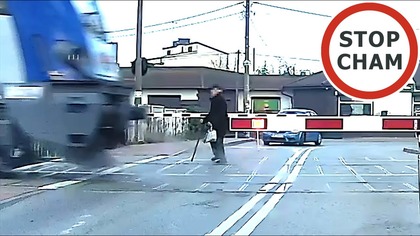 Starszy Pan wchodzi na przejazd kolejowy prosto pod pędzący pociąg #2085 Wasze Filmy