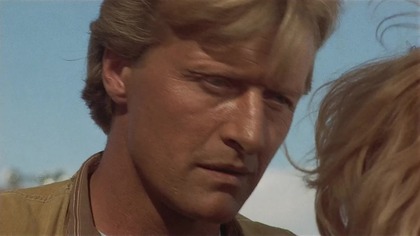 Produkcja: USA
Gatunek: Akcja
Premiera: 17 sierpnia 1989
Reżyseria: Phillip Noyce
Scenariusz: Charles Robert Carner, Ry&ocirc;z&ocirc; Kasahara
Ocena: Filmweb -  6,8/10 (13 tys. ocen)

..::OPIS::..

Nick Parker (Rutger Hauer) powraca z Wietnamu do USA, by odnaleźć przyjaciela, Franka Deveraux (Terry OQuinn), przez kt&oacute;rego tch&oacute;rzostwo stracił wzrok. Po dotarciu do domu dowiaduje się, iż Frank wyjechał, zaś żonę Lynn (Meg Foster) i syna Billyego (Brandon Call) zostawił. Gdy wszyscy piją kawę, przybywa patrol policji, kt&oacute;ra, jak się okazuje, jest fałszywa. Potężny osobnik zabija matkę Billyego, zaś Nick samurajskim mieczem ukrytym w lasce pozbawia życia dw&oacute;ch gangster&oacute;w w policyjnych strojach. Ratuje Billyego przed uprowadzeniem, narażając się bezwzględnej mafii.

..::OBSADA::..

Rutger Hauer .... Nick Parker
Brandon Call .... Billy Devereaux
Terry OQuinn .... Frank Devereaux
Noble Willingham .... MacCready
Lisa Blount .... Annie Winchester
Nick Cassavetes .... Lyle Pike
Rick Overton .... Tector Pike
Charles Cooper .... Cobb