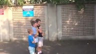 Polskie dzieci w Dublinie śpiewają hymn przed podwórkowym meczem