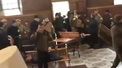 Bojówki Żełeńskiego atakują kosciół prawosławny mp4 686x432