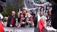 1. 05. 2023 Lucyna Kulińska przemawia na MARSZU POKOJOWYM PONAD PODZIAŁAMI w Warszawie