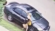 Seba z Karyną rysują komuś samoch&oacute;d kluczem
