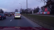 Pirat drogowy omija korek drogą dla pieszych i rower&oacute;w