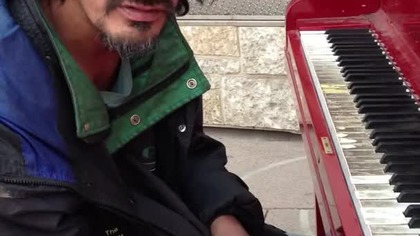 Bezdomny gra na pianinie