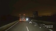 Film pokazujący jak imigranci z Calais zmuszają kierowcę do postoju