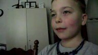4 letni chlopak z glosem doroslego