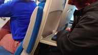 starsza kobieta zdrapuje zdrapkę w PKP i myśli że...