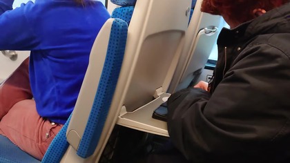 starsza kobieta zdrapuje zdrapkę w PKP i myśli że...