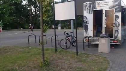 Niestety przez to że uporczywie próbowałem przerzucić co kolwiek z telefonu na dysk zewnętrzny (męka przez piekło to była) to sobie czas przedłużyłem na próbę przerzucania tych danych że tym samym spóźniłem się na klasyki. (Uwielbiam się spóźniać ze wszystkim ). Moja opieszałość doprowadziła do tego że straciłem filmy z Bedoesem jak był 1 czerwca w Bydgoszczy i parę innych rzeczy. Dziś sobie przypomniałem że mam do przesłania dwa filmy z poprzednich Klasyków z Redmi Note 9 więc przesyłam teraz wcześniej żeby nie robić tego zaraz jak klasyki będą się zaczynać.

Na miniaturce są: Fiat Cinquecento Sport, Chevrolet C10 i Plymouth Fury.