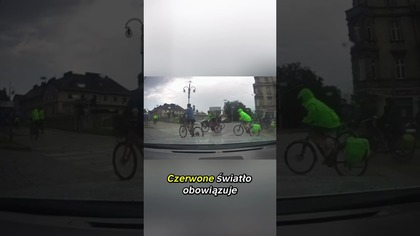  Grupa rowerzystów kontra czerwone światło! Kto tu ma rację?  #rower #droga #shorts
