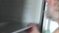 Szalony Dziadek czyta książki w lod&oacute;wce