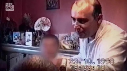 Sezon 1 Odcinek 1 - Dead Mans Hollow
Śledczy prowadzą dochodzenie w sprawie wyjątkowo brutalnego zab&oacute;jstwa. Ofiara tej zbrodni została wielokrotnie pchnięta nożem, postrzelona z broni palnej, a następnie podpalona. Jej zwęglone zwłoki odkrył pewien strażak po służbie. Identyfikacja zamordowanej osoby okazała się niezwykle trudna.

Źr&oacute;dło: https://www.teleman.pl/tv/Niepodwazalne-Dowody-Zbrodni-Spalony-Na-Wegiel-Nishan-Bakunts-1-2460937
