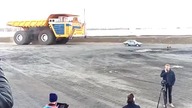 Największa na świecie ciężar&oacute;wka vs samoch&oacute;d osobowy