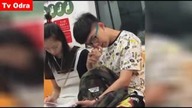 LiveLeak - Shanghai commuter uses girlfriends finger to pick his nose