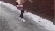 W butach na wysokim obcasie po lodzie
