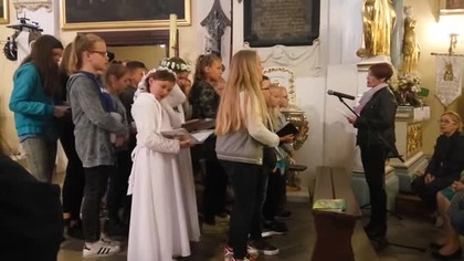 Schola Aniołki śpiewa w kościele parafialnym podczas uroczystości powitania krzyża trybunalskiego.