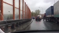 Ambulans na barierkach, dwie osoby w szpitalu
