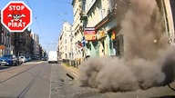 Oberwanie gzymsu kamienicy przy Rynku Jeżyckim w Poznaniu.  STOP PIRAT