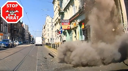 Poznań, Rynek Jeżycki, ul. Dąbrowskiego. 
Spadająca elewacja kamienicy - na szczęście nie było poszkodowanych.

POLICJA W AKCJI STOP PIRAT TV  
https://www.youtube.com/watch?vn3-AaKi5g_k
Zapraszamy!

Zapraszam Cię do zasubskrybowania kanału, ocenienia i skomentowania filmu oraz dalszego udostępniania.
Jeśli masz ciekawy film, wyślij go na adres e-mail: stoppirat2020@gmail.com
Większe filmy możecie wysyłać przez Dysk Google lub bez zakładania konta przez https://wetransfer.com
instagram: stop_pirat
facebook: https://www.facebook.com/STOPPIRAT

Kamera samochodowa to nasza druga para oczu, która widzi więcej i przez cały czas. Zdecydowanie poprawia nasze bezpieczeństwo, a także jest najlepszym pełnomocnikiem w sytuacji wątpliwej, której gdyby nikt nie nagrał, nikt by w jej przebieg nie uwierzył.