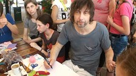 Szymon Majewski wycina i szyje
