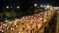 Rzeka ludzi wraca ze stadionu po meczu Włochy-Niemcy