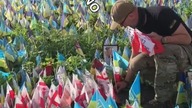 Kij&oacute;w. Każda chorągiewka to poległy na Ukrainie.