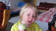 Dziewczynka zjada surową cebulę - HARDKOR!