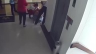 Matka w ostatniej chwili ratuje dziecko przed upadkiem