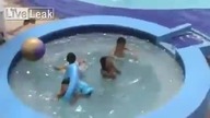 Dlaczego trzeba pilnować dzieci na basenie