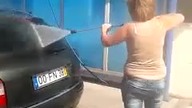 Kobieta myje samoch&oacute;d   