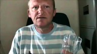 Dziadek pokazuje trik z e-papierosem