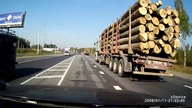 Wypadek ciężar&oacute;wki z drewnem