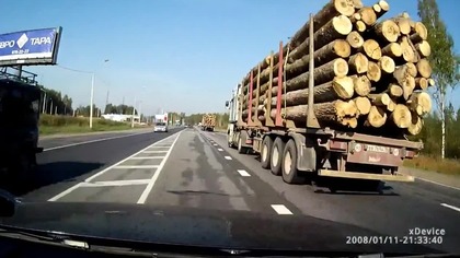 Wypadek ciężar&oacute;wki z drewnem