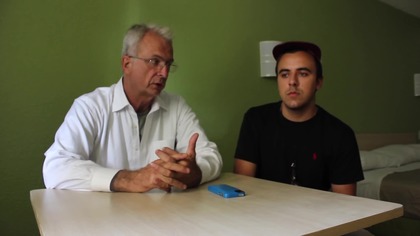 Bezdomnego ubrano w garnitur          