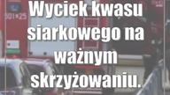 Wyciek kwasu siarkowego na ważnym skrzyżowaniu.  Droga zablokowana