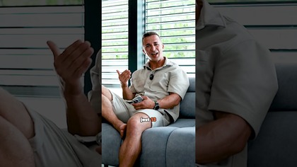 Dziewczyna podciąga się na drążku, a komentujący nie zawieli