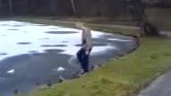Idiota biega po lodzie