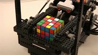 Maszyna z lego układa kostkę rubika