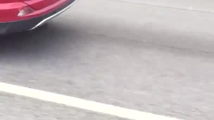Oto czego nie robić kiedy przebijesz oponę na autostradzie